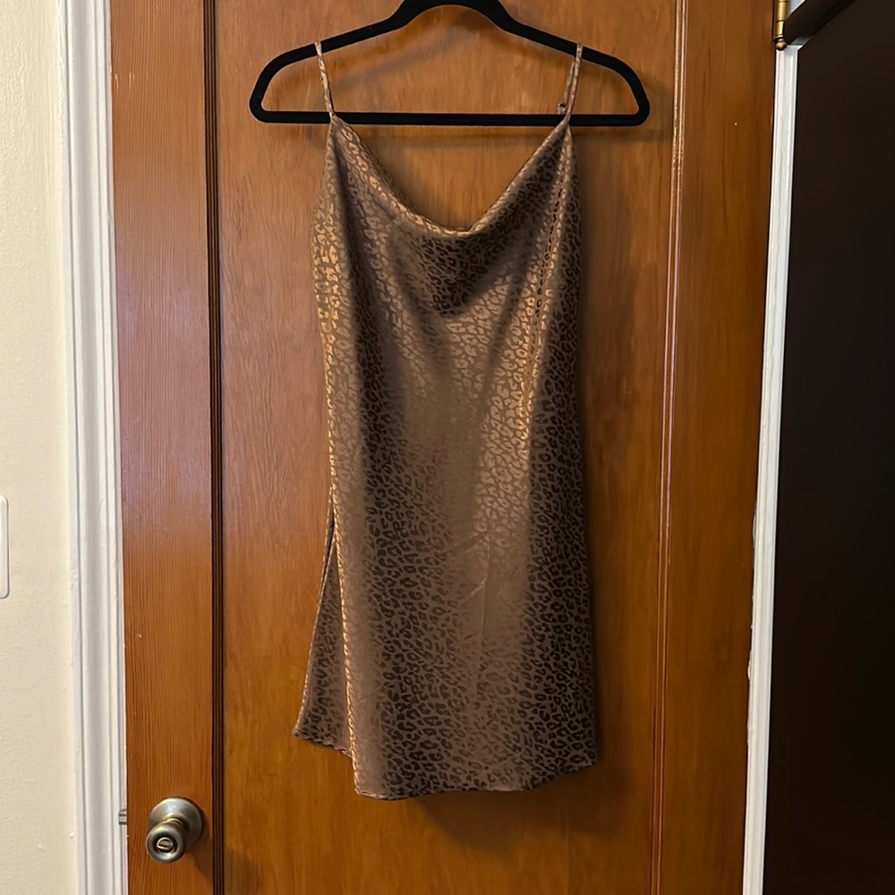 Audrey brown leopard short dress medium, 100% polyester- perfect for the summer